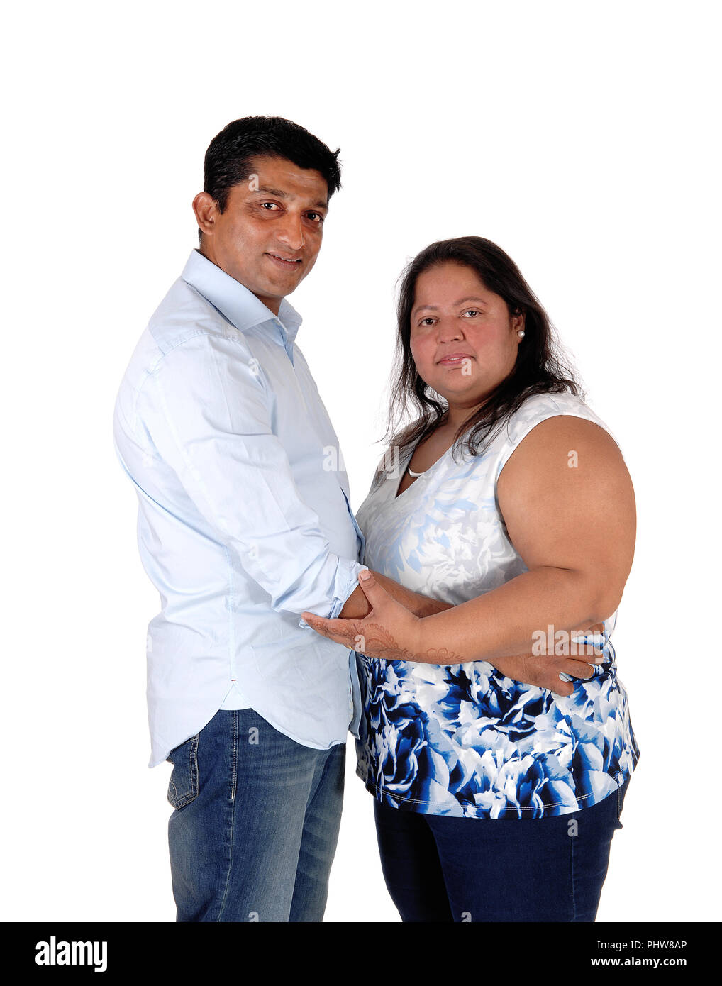 Happy ost-indischen Paar stehend, in die Kamera schaut Stockfoto