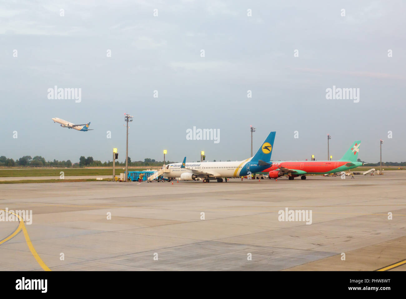 Kiew, Ukraine - 22. August 2016: Auf dem Parkplatz am Flughafen Zhulyany Boeing 737-800 (UR-PSA) und Airbus A 321-211 (UR-WRO) Airlines Ukraine Internat Stockfoto