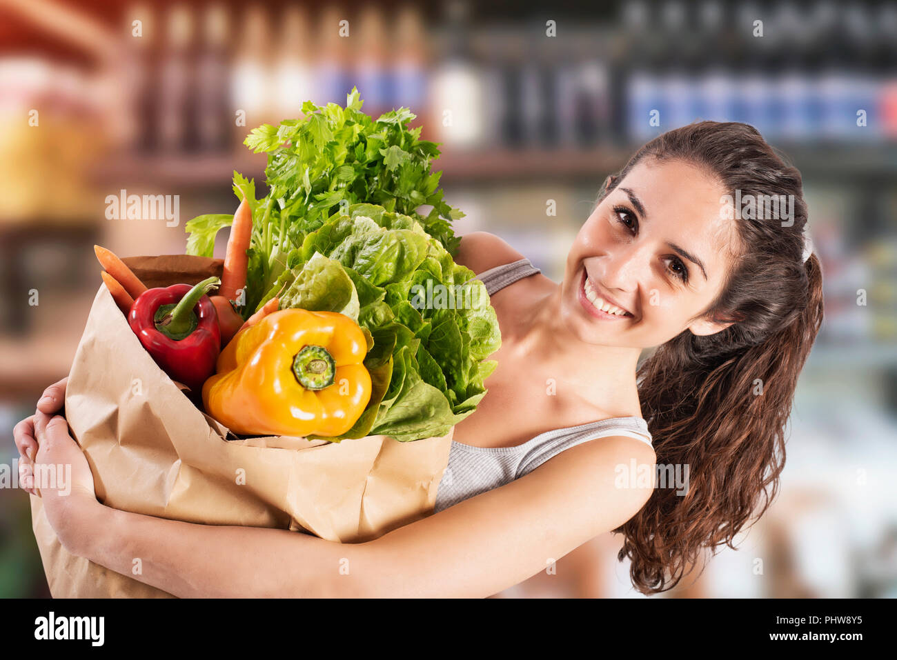 Bio shopping Konzept mit Mädchen im Super Markt mit Stockfoto