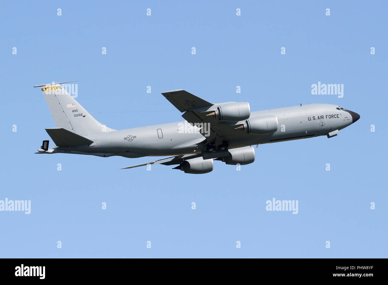 Kansas Air National Guard KC-135 R klettern aus RAF Mildenhall nach einer kurzen Nacht. Stockfoto