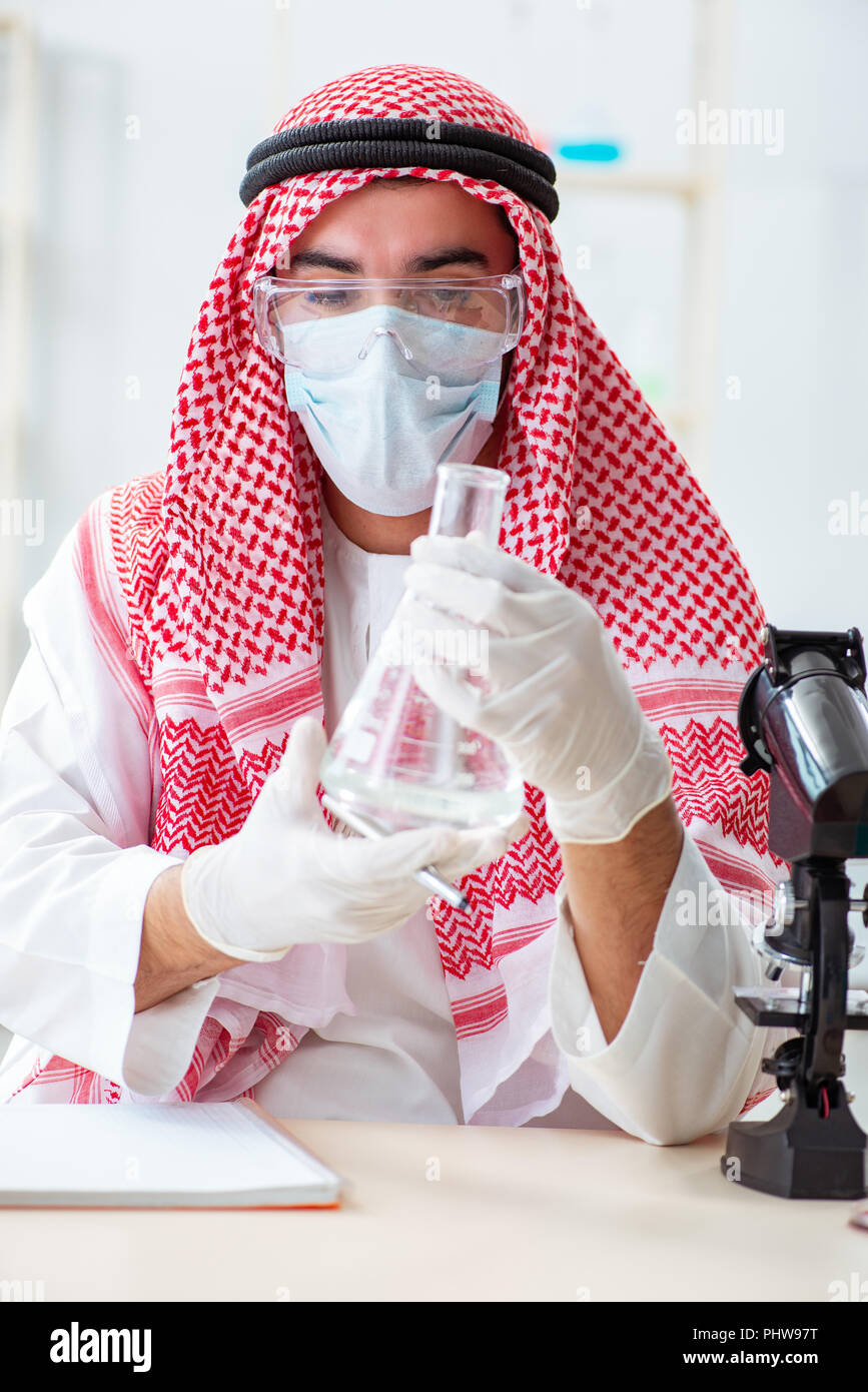 Arabische Chemiker Prüfung der Qualität von Trinkwasser Stockfoto