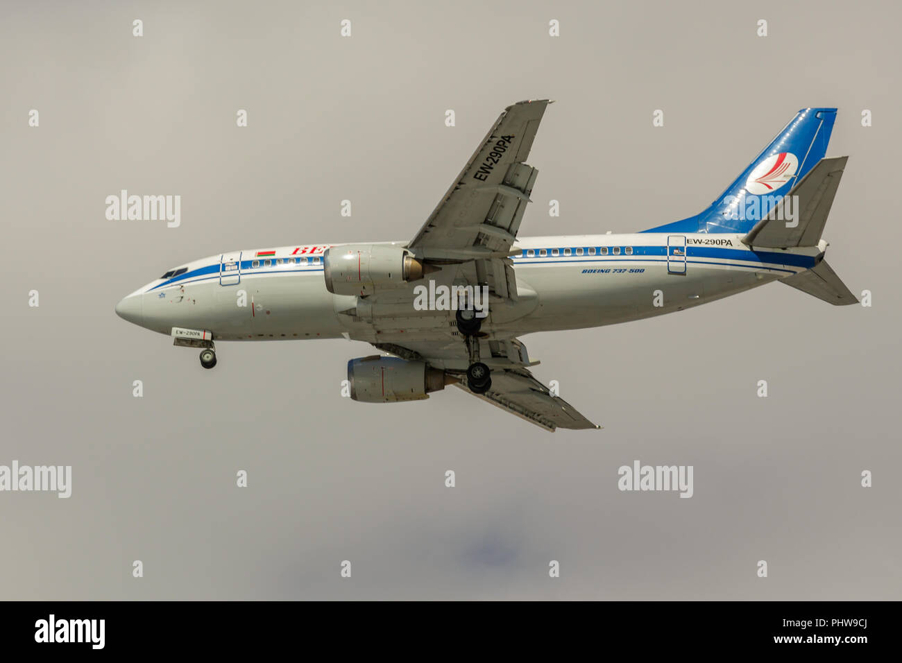Sankt Petersburg, Russland - 19 April, 2017: Fliegen die Boeing 737-5 Q8 (EW-290PA) Fluggesellschaft "Belavia". Das Flugzeug geht bei der Landung am Flughafen Pulkowo. Stockfoto