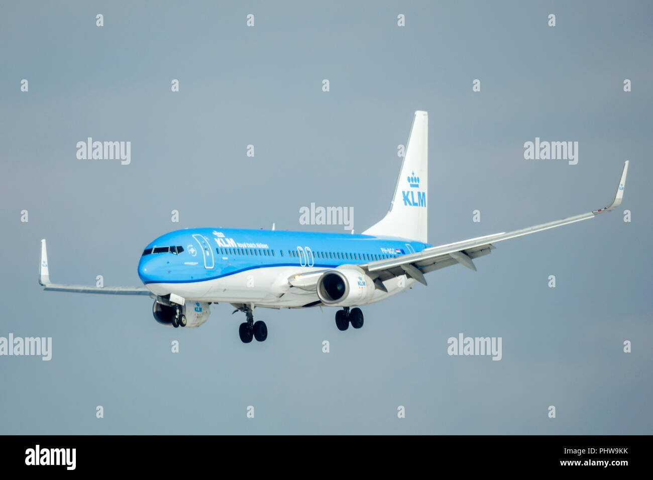 Sankt Petersburg, Russland - 19 April, 2017: Fliegen die Boeing 737-8 K2 (WL) (PH-BGC) Airline KLM Royal Dutch Airlines". Das Flugzeug geht auf Landung am Pul Stockfoto