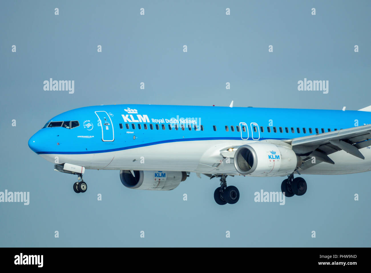 Sankt Petersburg, Russland - 19 April, 2017: Fliegen die Boeing 737-8 K2 (WL) (PH-BGC) Airline KLM Royal Dutch Airlines". Das Flugzeug geht auf Landung am Pul Stockfoto