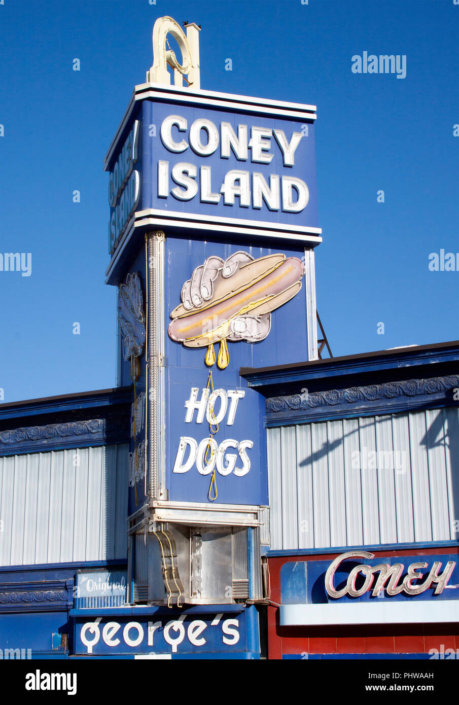 Coney Island Hot Dogs essen in Worcestor Massachusetts Stockfoto