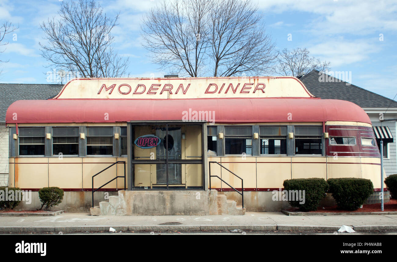 Das moderne Diner in Pawtucket, Rhode Island, ist ein klassisches Edelstahlrestaurant, das für seinen Retro-Charme und den legendären French Toast bekannt ist. Stockfoto