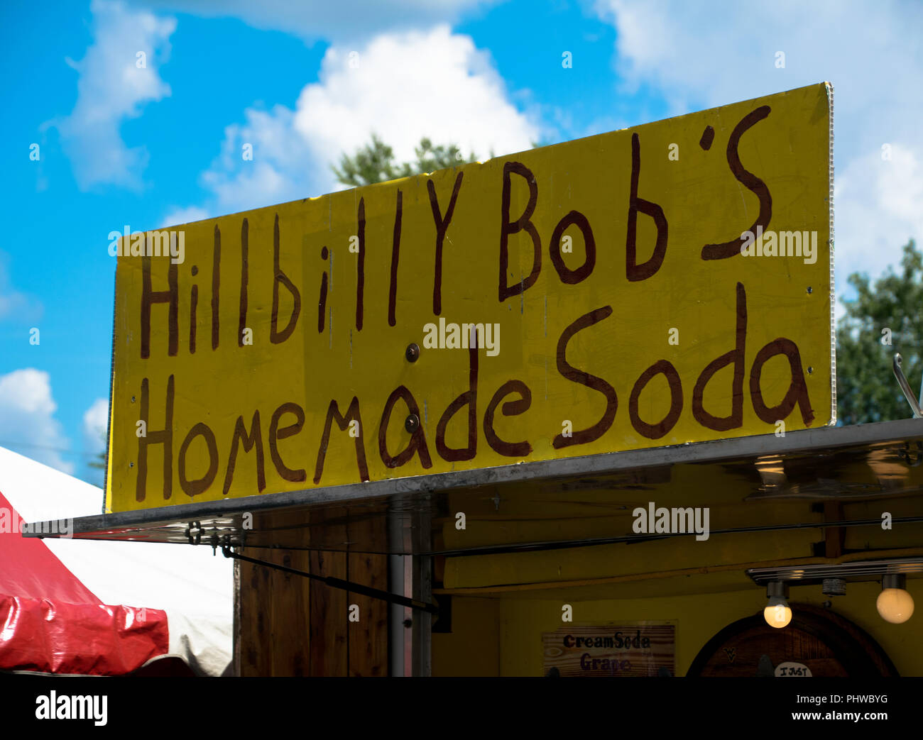 Zeichen für Hillbilly Bob's hausgemachte Limonade stehen an einem Straßenfest am Labor Day Wochenende in Matthews, North Carolina, USA Stockfoto