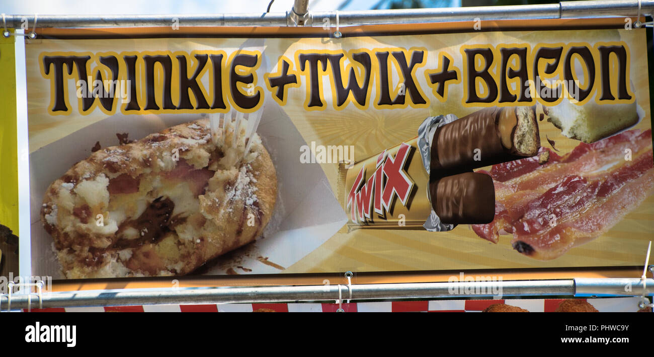 Gebratene Twinkie + Twix + Speck Zeichen an einem Verkäufer am Matthews lebendig Street Fair am Labor Day Festival in Matthews, North Carolina, USA Stockfoto