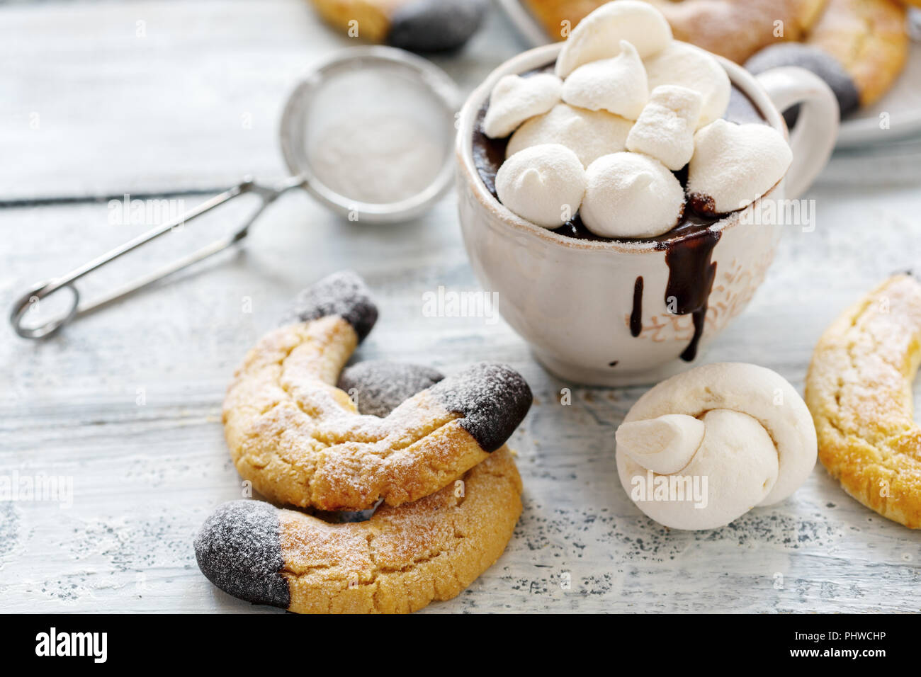 Tasse mit heißer Schokolade und Mandeln Cookies. Stockfoto