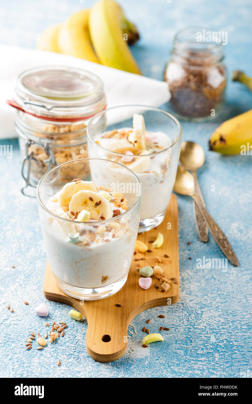 Frühstück mit Joghurt, Bananen und Müsliriegel Stockfoto
