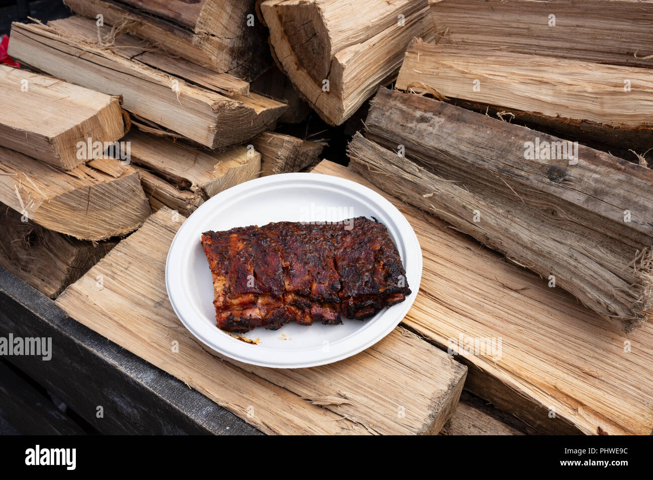 Eine Platte von einem halben Rack barbecue Rippen auf einem Haufen Brennholz am Great New York State Fair. Stockfoto