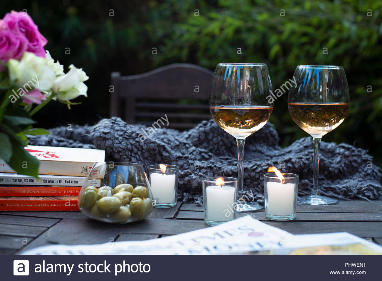 Ein Glas Wein Auf Einem Holztisch Im Garten Wohnkultur Familienleben Mit Stillleben Komposition London Grossbritannien Stockfotografie Alamy