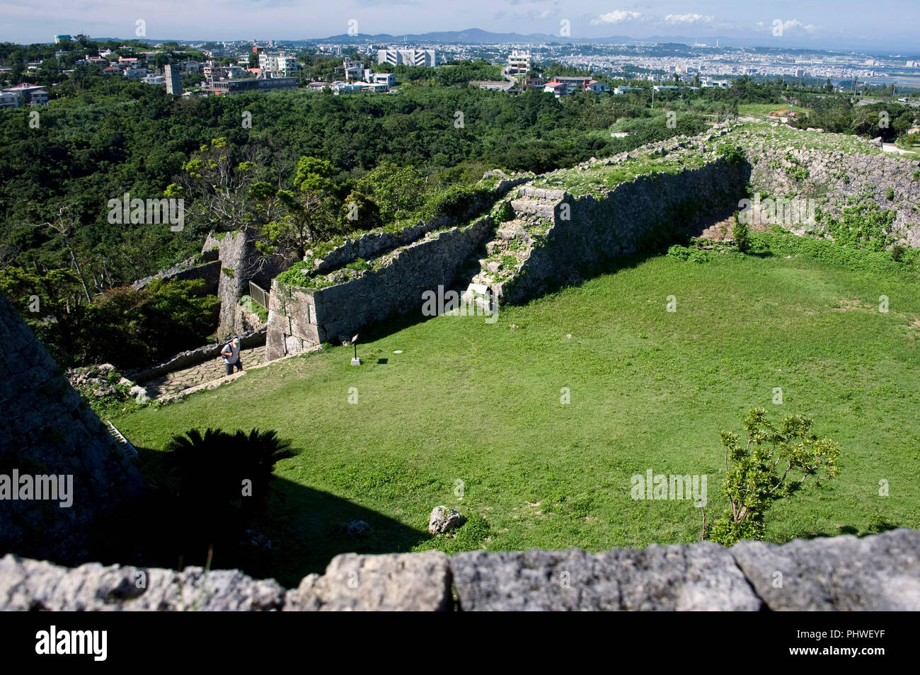 Besucher genießen die Aussicht vom 3. Gehäuse von Kitanakagusuku Nakagusuku Burgruine im Dorf, der Präfektur Okinawa, Japan, am 20. Mai 2012. Nakag Stockfoto