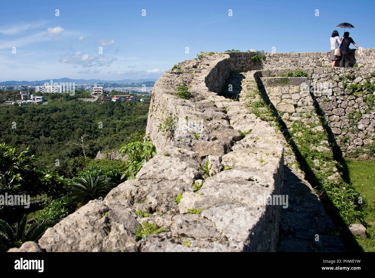 Besucher genießen die Aussicht vom 3. Gehäuse von Kitanakagusuku Nakagusuku Burgruine im Dorf, der Präfektur Okinawa, Japan, am 20. Mai 2012. Nakag Stockfoto