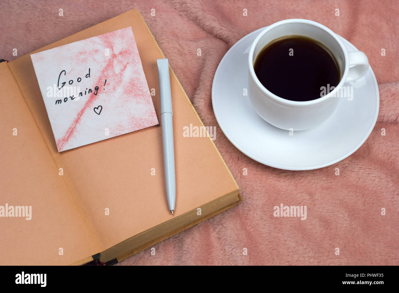 Heißes Getränk und guten Morgen Hinweis, Frühstück im Bett Stockfoto