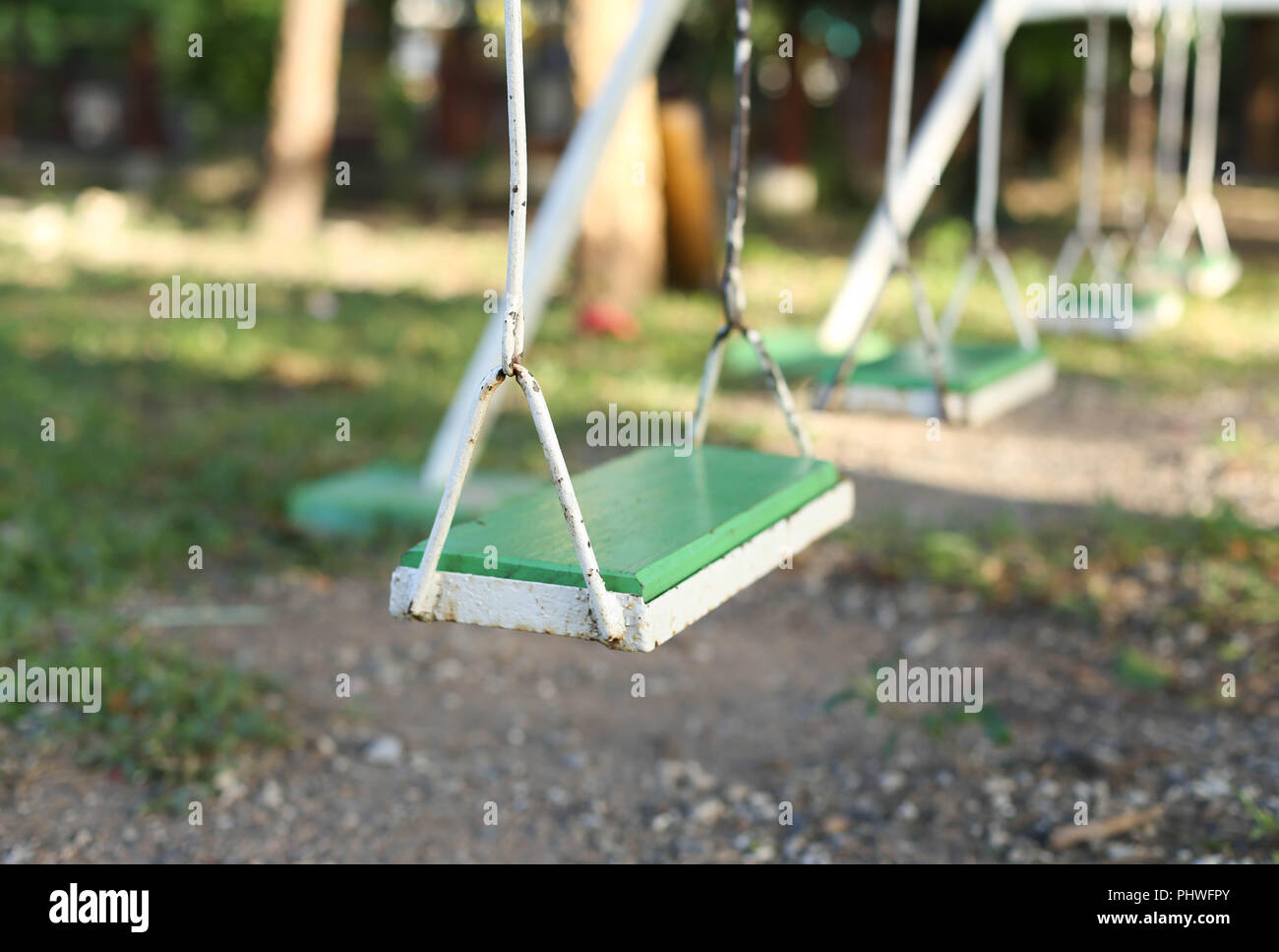 Alte Metall und Holz Schaukel Stuhl auf dem Spielplatz im Park im Sommer  Stockfotografie - Alamy