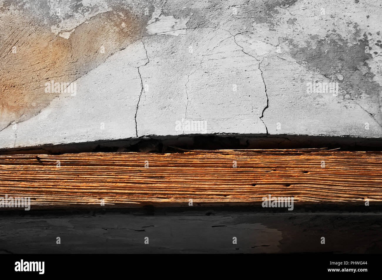 Rauhe Holz- Sturz und Risse im Putz über eine Tür in einem alten Gebäude Stockfoto