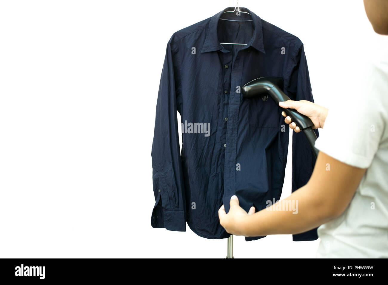Frau Bugeln Ein Blaues T Shirt Mit Dampf Bugeleisen Isoliert Stockfotografie Alamy
