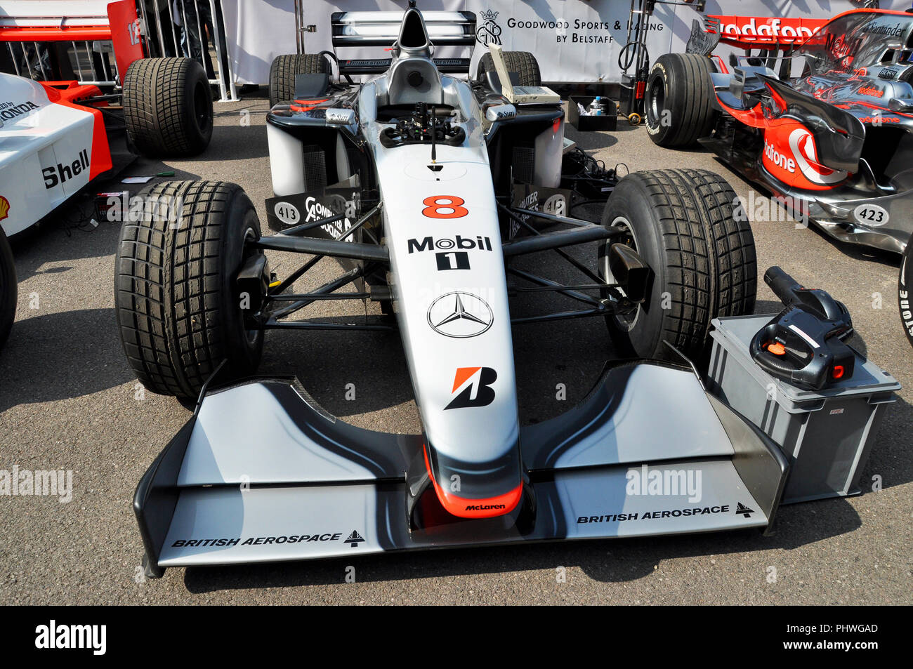 McLaren Mercedes MP4/13 Formel 1 Grand prix Rennwagen beim Goodwood Festival of Speed. Mika Häkkinens Rennwagen. McLaren F1-Autos in Boxenräumen Stockfoto