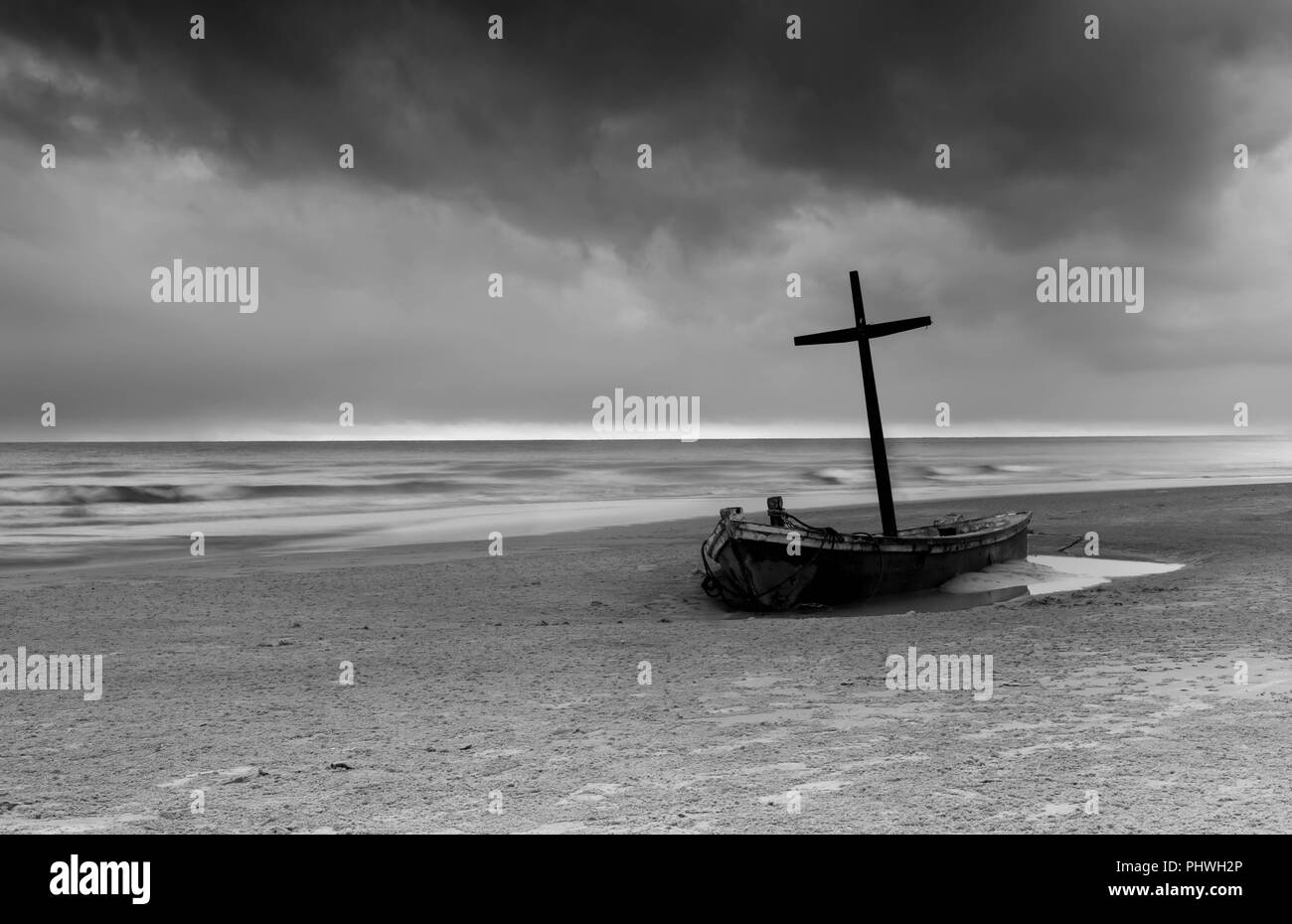 Wereck Boot am Strand mit Storm Cloud im Gegensatz Schwarz und Weiß Stockfoto