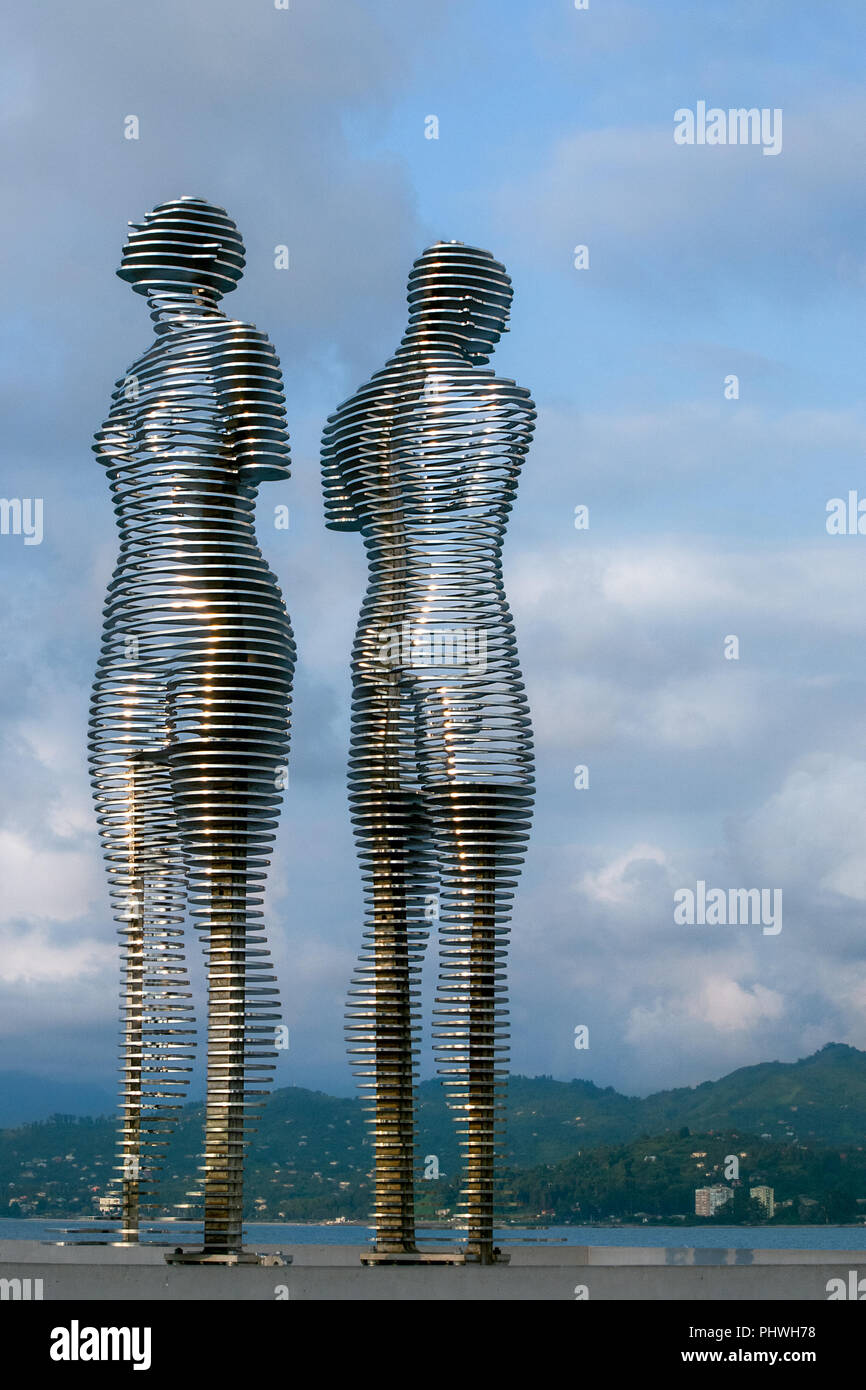 Die eindrucksvollen beweglichen Statue von Liebe bin und Frau von georgischen Bildhauer Tamara Kvesitadze an der Küste von Batumi, Georgien. Stockfoto