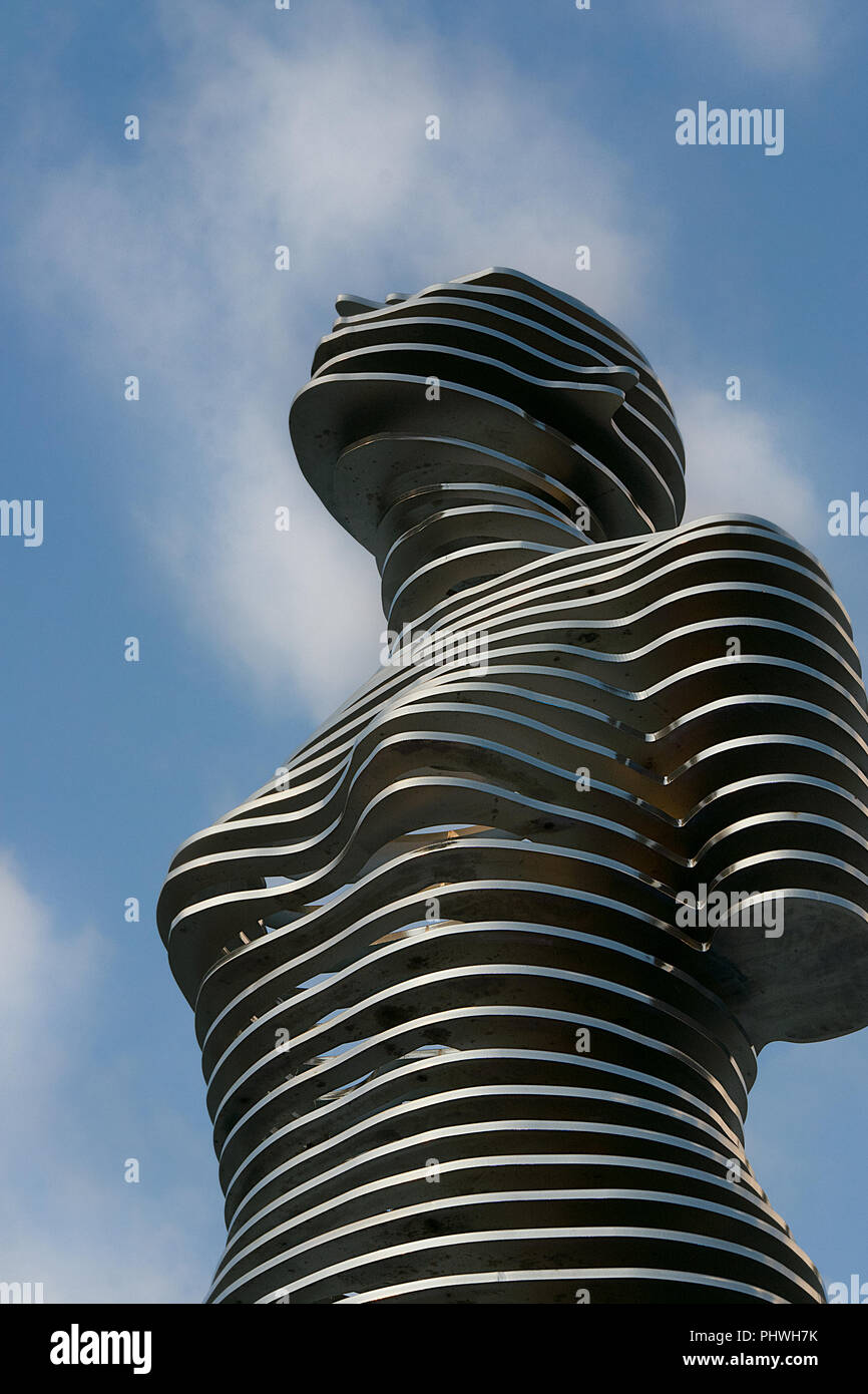 Die eindrucksvollen beweglichen Statue von Liebe bin und Frau von georgischen Bildhauer Tamara Kvesitadze an der Küste von Batumi, Georgien. Stockfoto