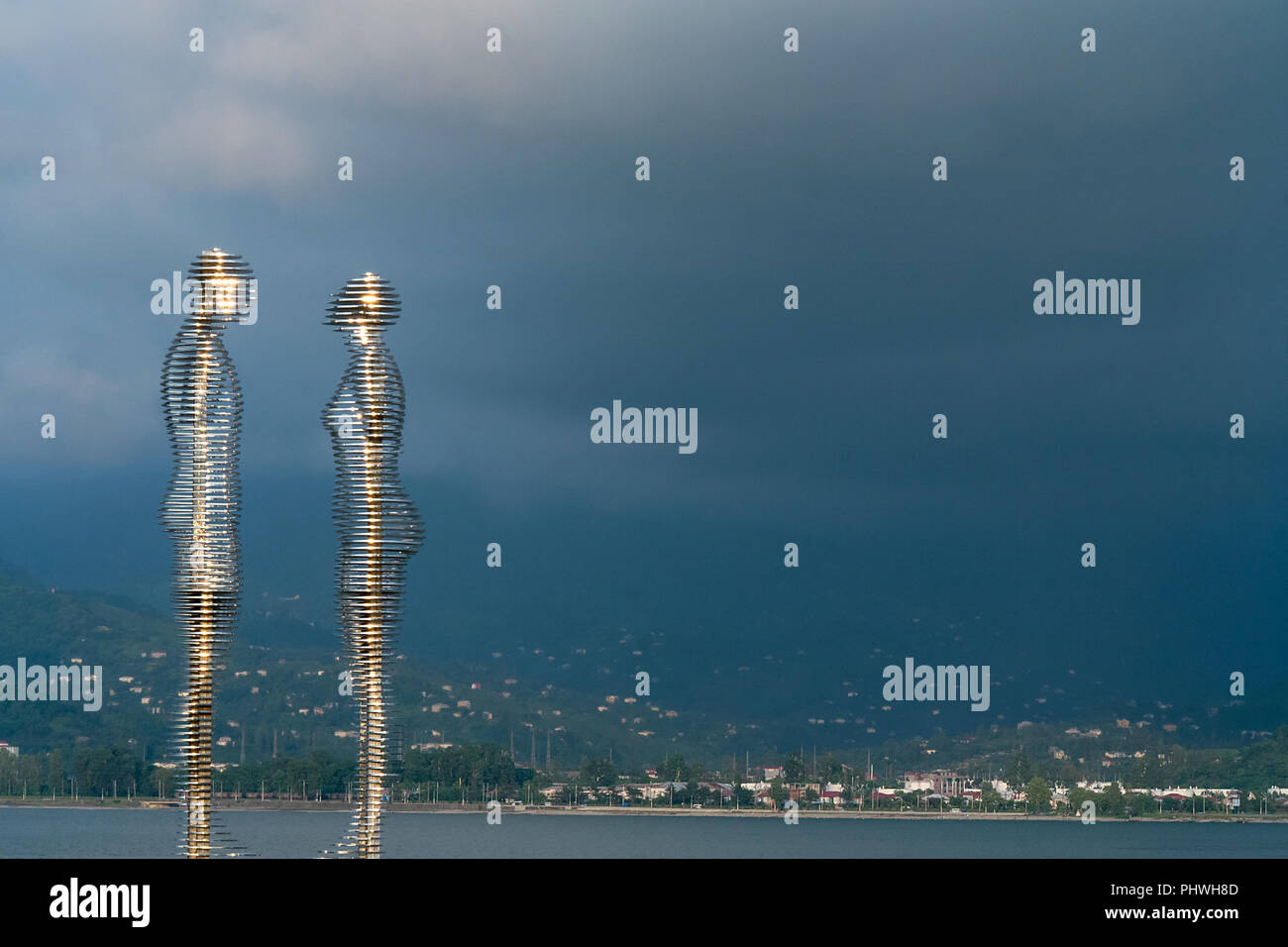 Die eindrucksvollen beweglichen Statue von Liebe bin und Frau von georgischen Bildhauer Tamara Kvesitadze an der Küste von Batumi, Georgien. Stockfoto