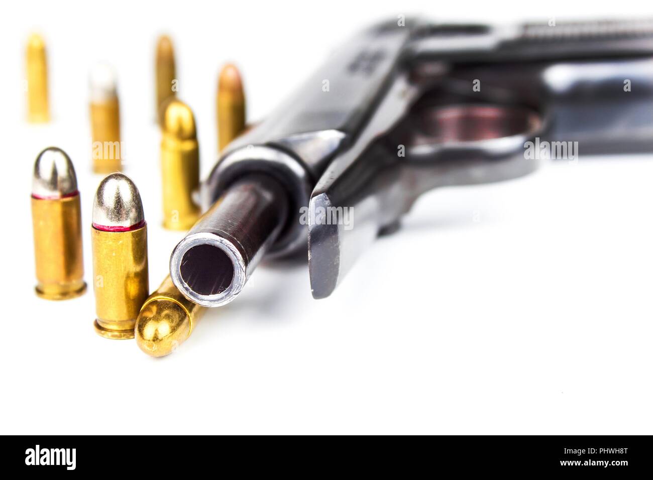 Pistolen und Hubs auf einem weißen Hintergrund. Verteidigung Konzept. Detail der Waffe. Recht, Waffen zu tragen, Stockfoto