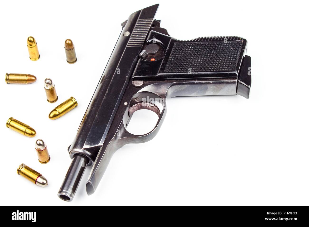 Pistolen und Hubs auf einem weißen Hintergrund. Verteidigung Konzept. Detail der Waffe. Recht, Waffen zu tragen, Stockfoto