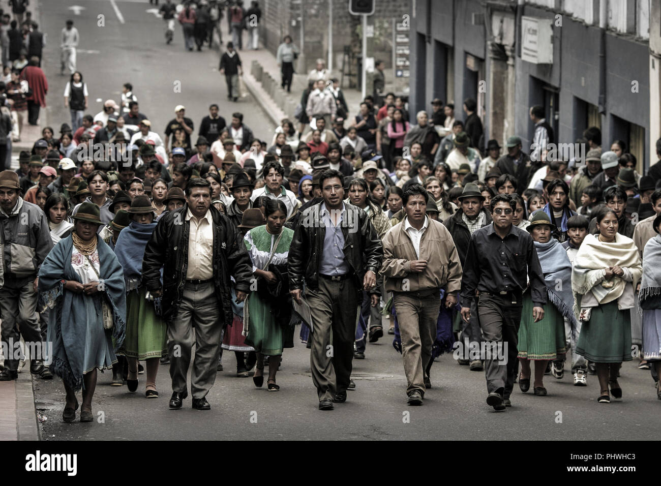 Indigene aus ländlichen Gebieten protestieren gegen den Marsch in Quito, Ecuador Stockfoto