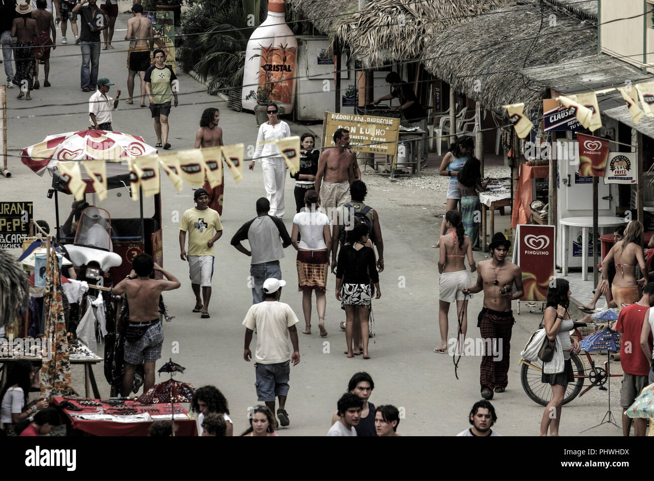 Menschen in den Straßen der beliebten Surf-Tourismus-Stadt Montanita in Ecuador Stockfoto