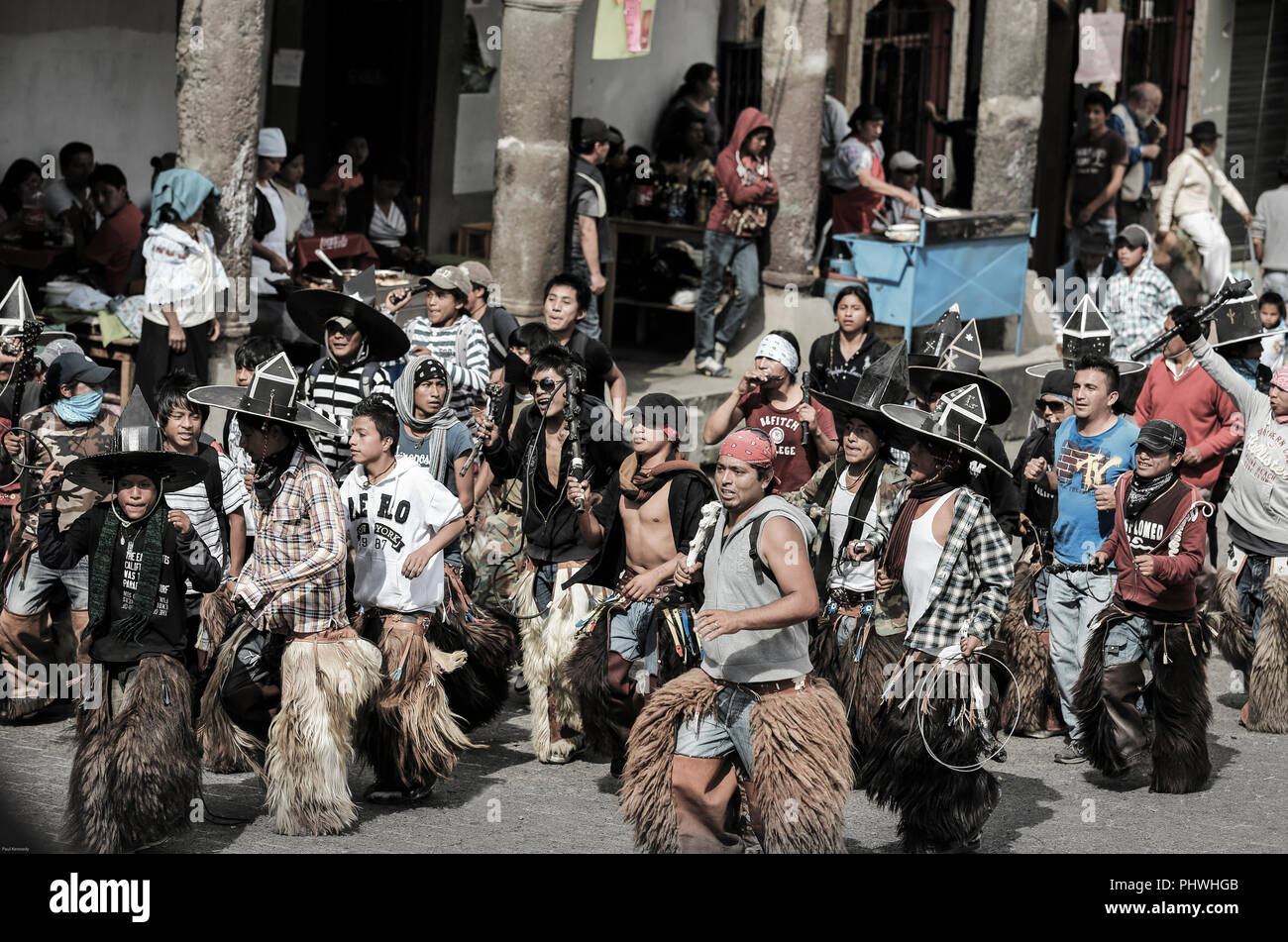 Indigenen Männer aus den umliegenden Gemeinden März in den Straßen während der Inti Raymi feiern in Cotacachi, Ecuador Stockfoto