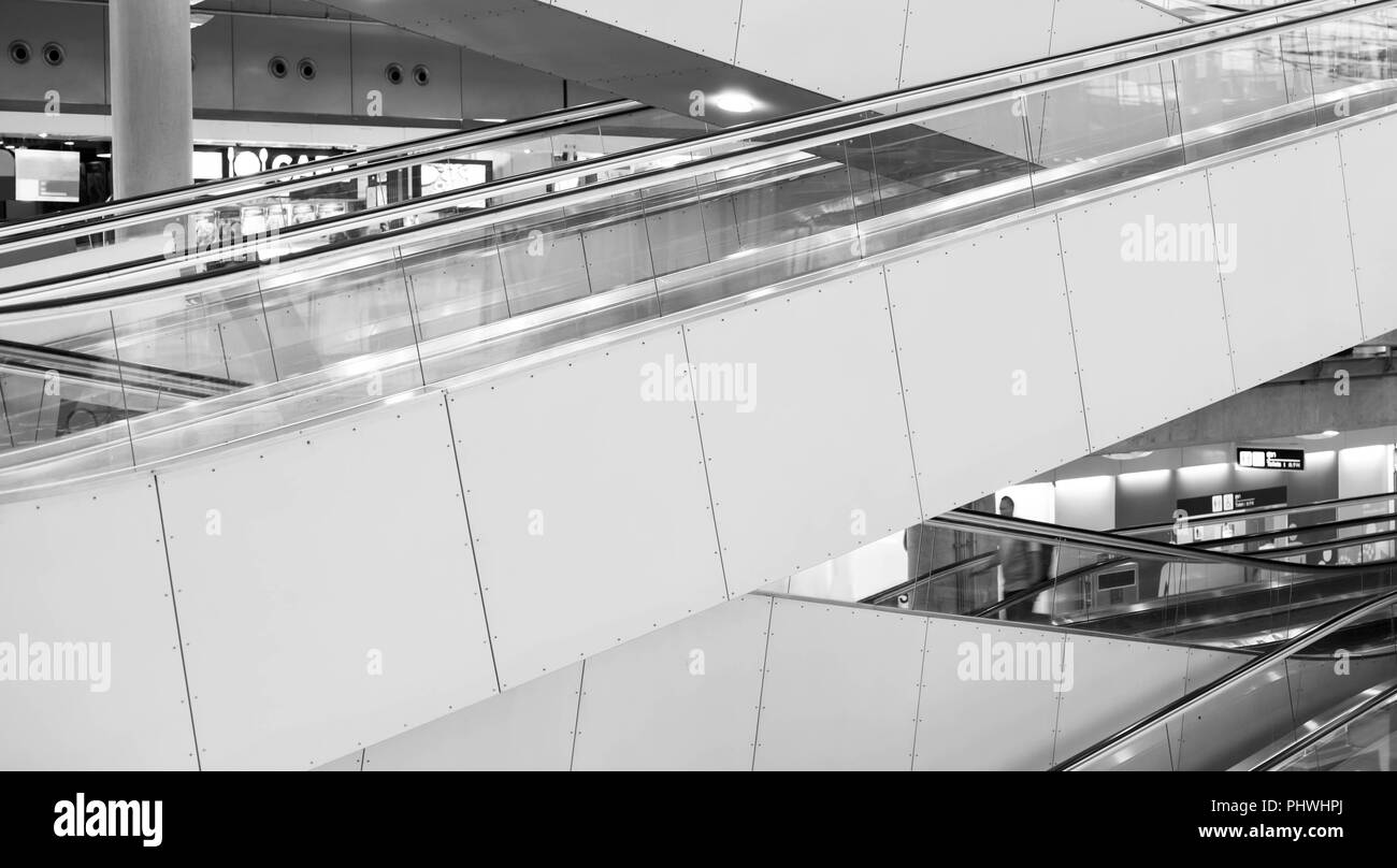 Bangkok Thailand: 24.11.2008 13 - 15: At Suwannaphum modernes Design Rolltreppe im Flughafen in Schwarz und Weiß. Stockfoto