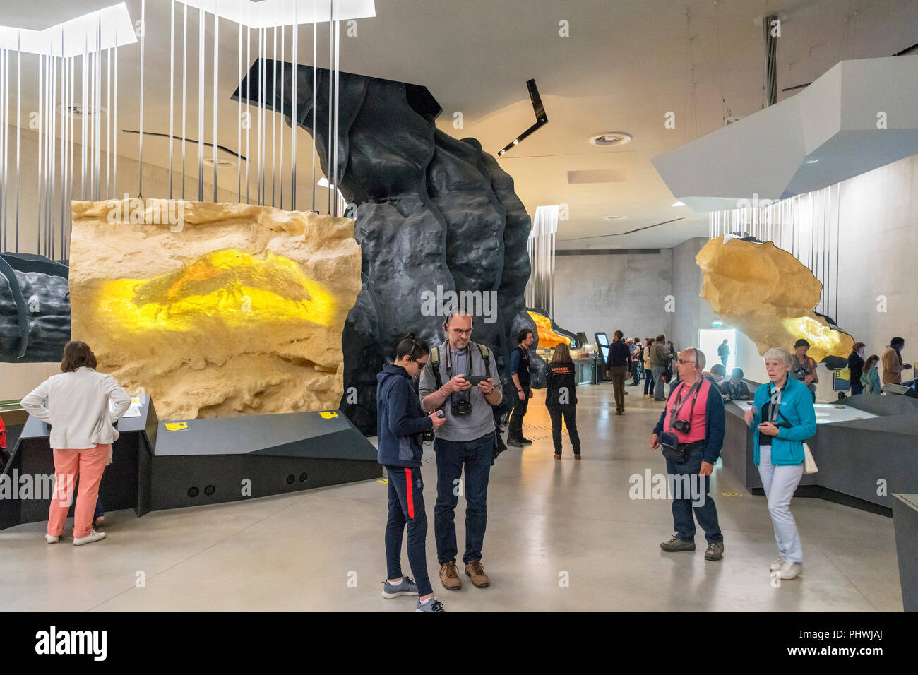Besucher in L'Atelier de Lascaux (Studio), Internationales Zentrum für Kunst und Höhle (IV), Montignac Lascaux, Dordogne, Frankreich Stockfoto