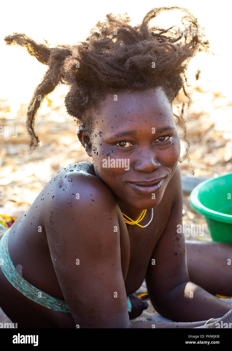 Nguendelengo Stamm Frau computing Öl im Haar traditionelle Brötchen zu machen, Provinz Namibe, Capangombe, Angola Stockfoto