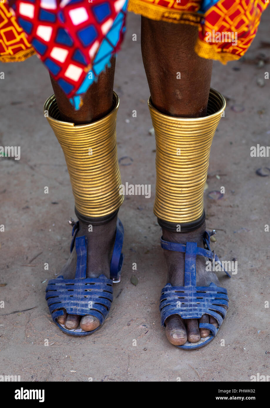 Mumuhuila Stamm Frau fußkettchen Armbänder, Huila Provinz, Chibia, Angola Stockfoto