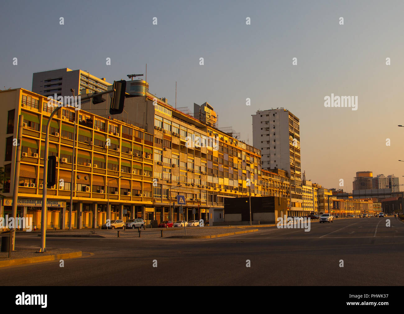 Alten portugiesischen Gebäude aus der Kolonialzeit auf der marginalen Promenade namens Avenida 4 de Junho, Provinz Luanda Luanda, Angola Stockfoto