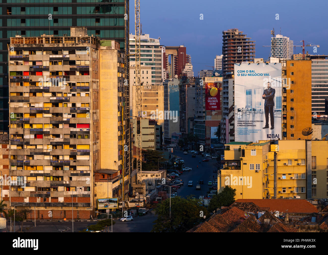 Gebäude entlang der Rn Promenade namens Avenida 4 de Junho, Provinz Luanda, Luanda, Angola Stockfoto