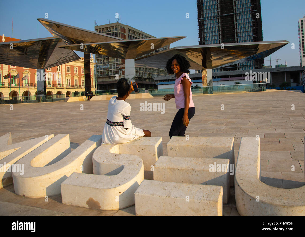 Angolanische Frauen in der marginalen Promenade namens Avenida 4 de Junho, Provinz Luanda Luanda, Angola Stockfoto