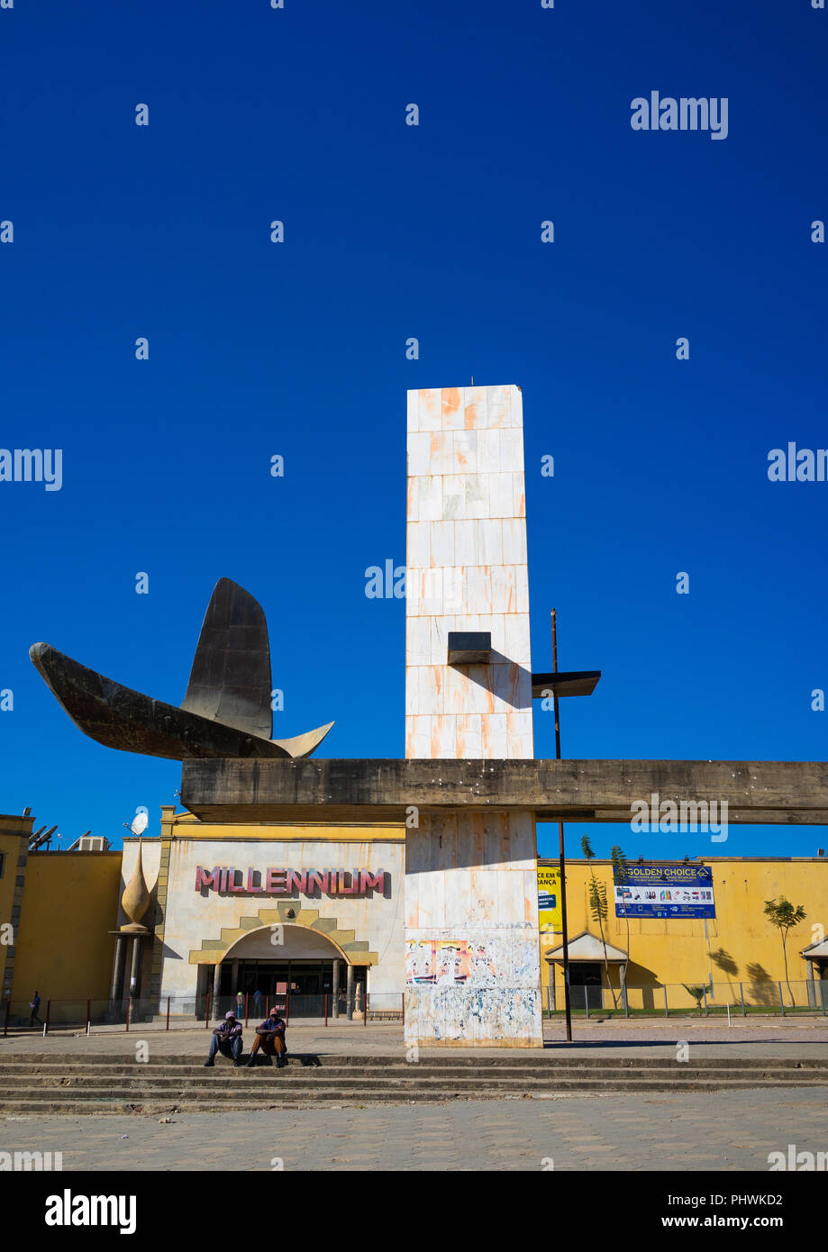 Portugiesische Denkmal vor dem Millenium Shopping Mall, Huila Provinz, Lubango, Angola Stockfoto