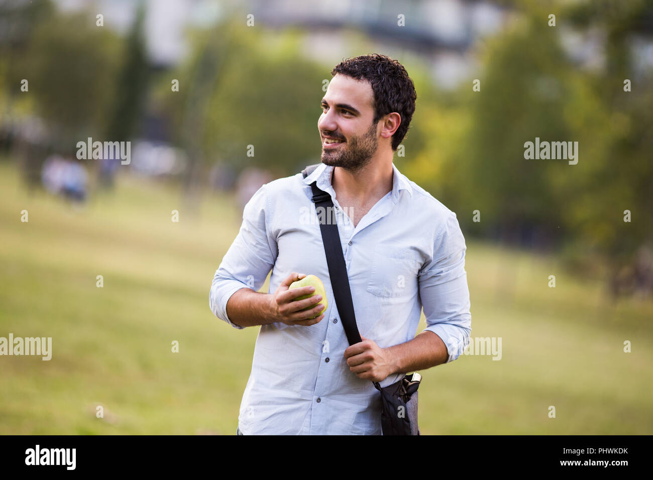 Junge Unternehmer ist köstlich im Park. Stockfoto