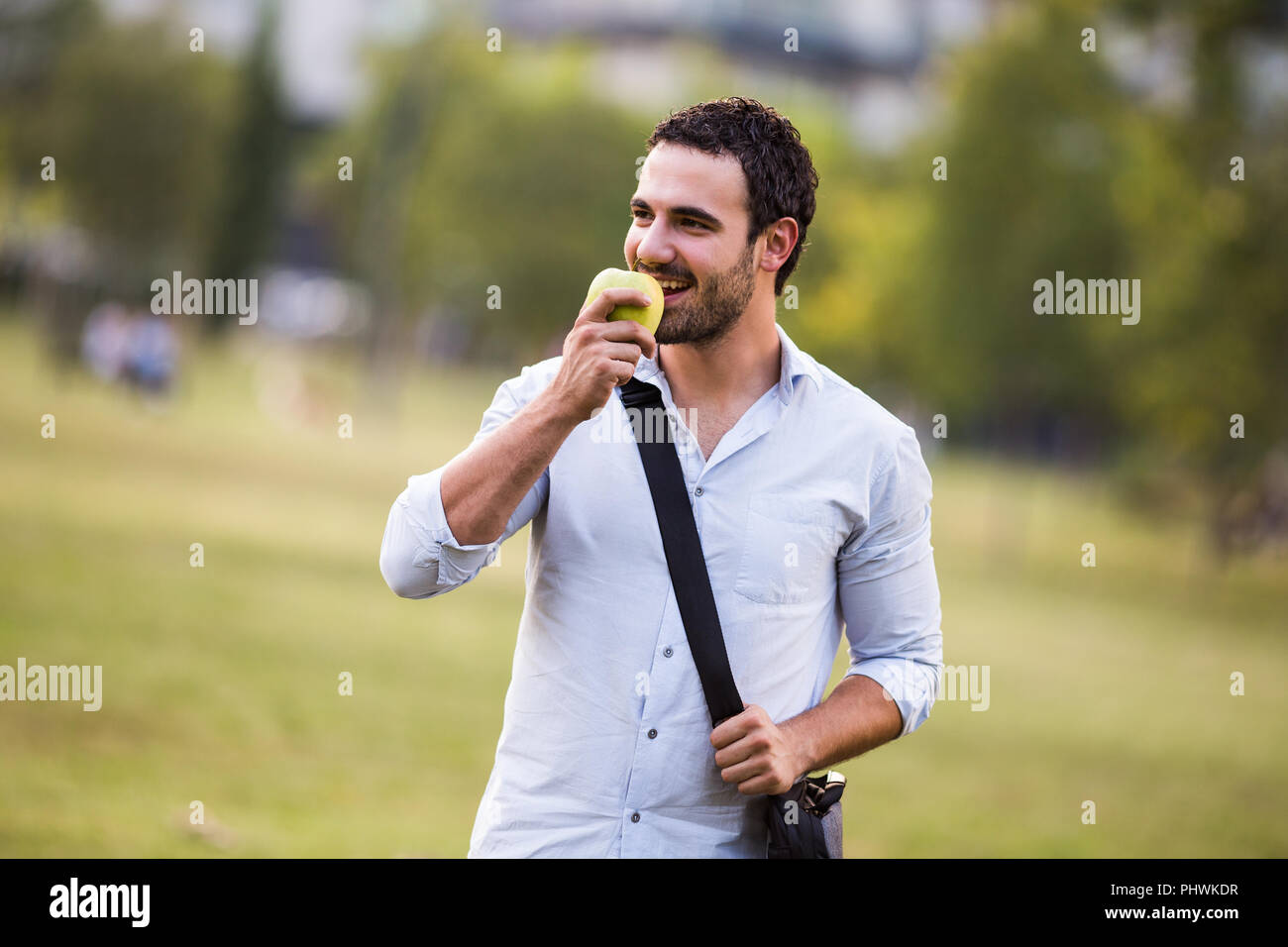 Junge Unternehmer ist köstlich im Park. Stockfoto