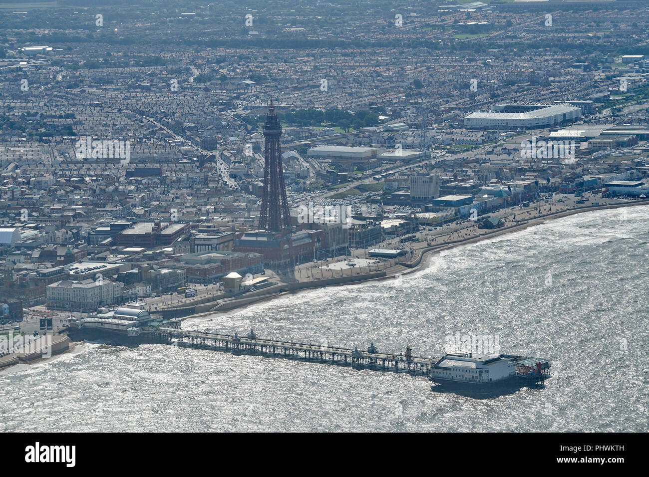 Ein Luftbild von Blackpool mit Turm und Pier, North West England, Großbritannien Stockfoto