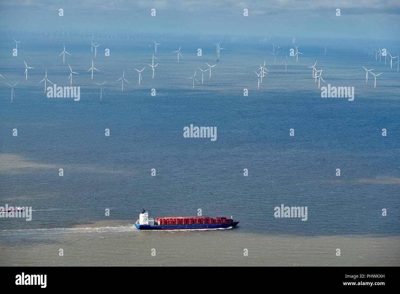 Irische See Windfarm, aus Liverpool, North West England, Großbritannien mit Versand Vordergrund Stockfoto