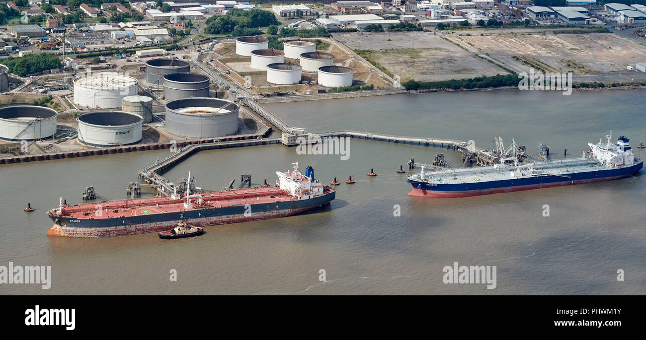 Öltankschiffe, die Entladung auf den Fluss Mersey, Liverpool, North West England, Großbritannien Stockfoto