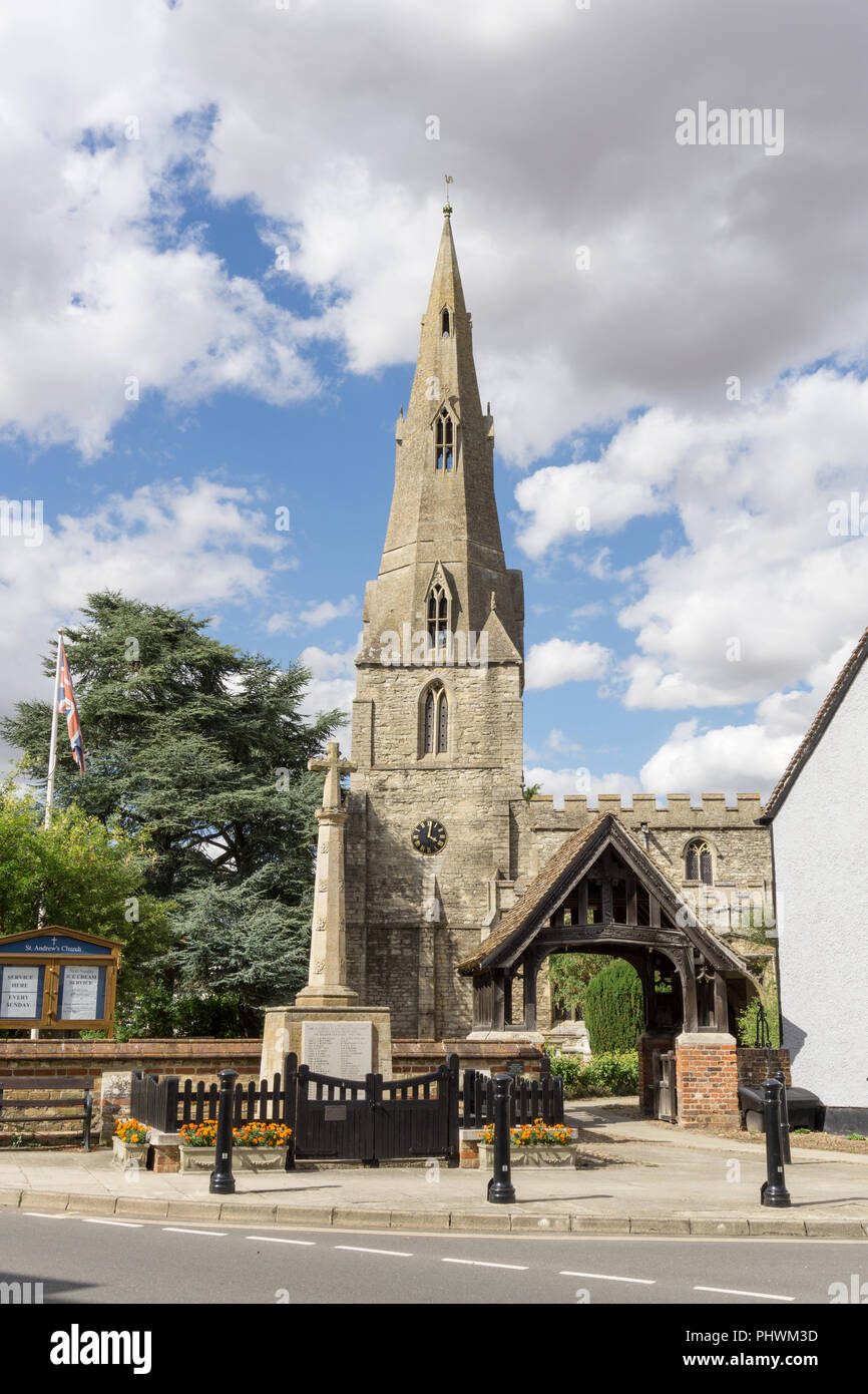 Die historische Pfarrkirche des hl. Andreas, Kimbolton, Cambridgeshire, UK; die Kirche hauptsächlich stammt aus dem 13. Jahrhundert. Stockfoto