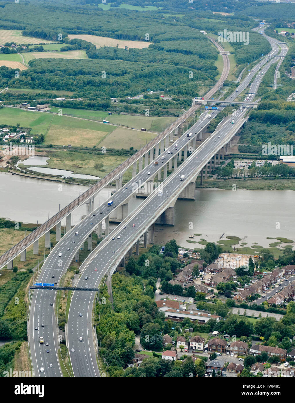 M2 Medway Bridge, Chatham, Kent, South East England, UK. mit HS1 entlang läuft Stockfoto