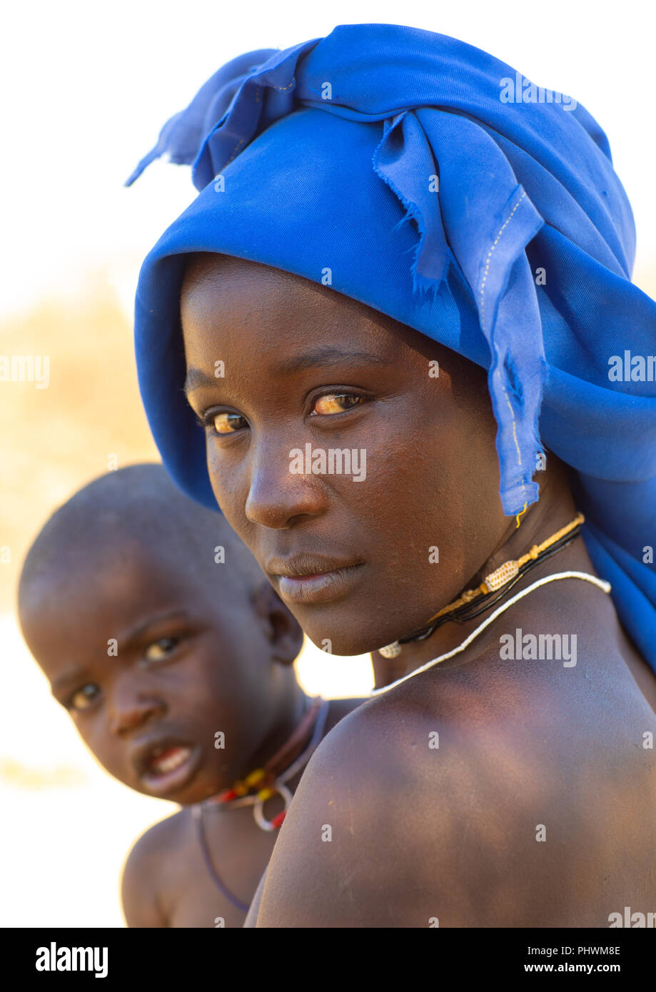Mucubal Stamm Frau mit ihrem Kind, Provinz Namibe, Virei, Angola Stockfoto