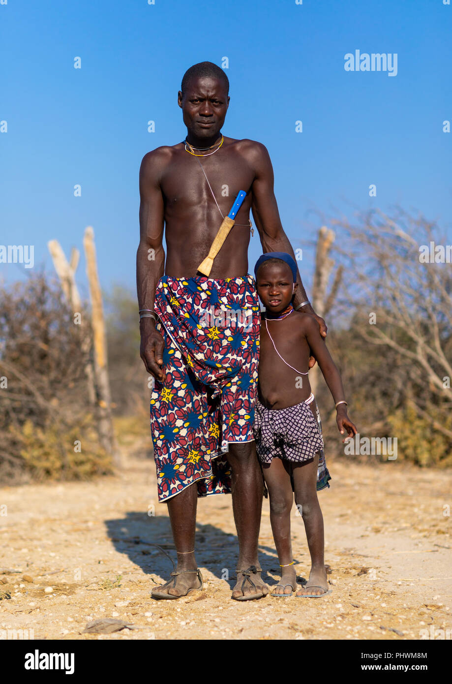 Mucubal Stamm Vater mit seiner Tochter, Provinz Namibe, Virei, Angola Stockfoto