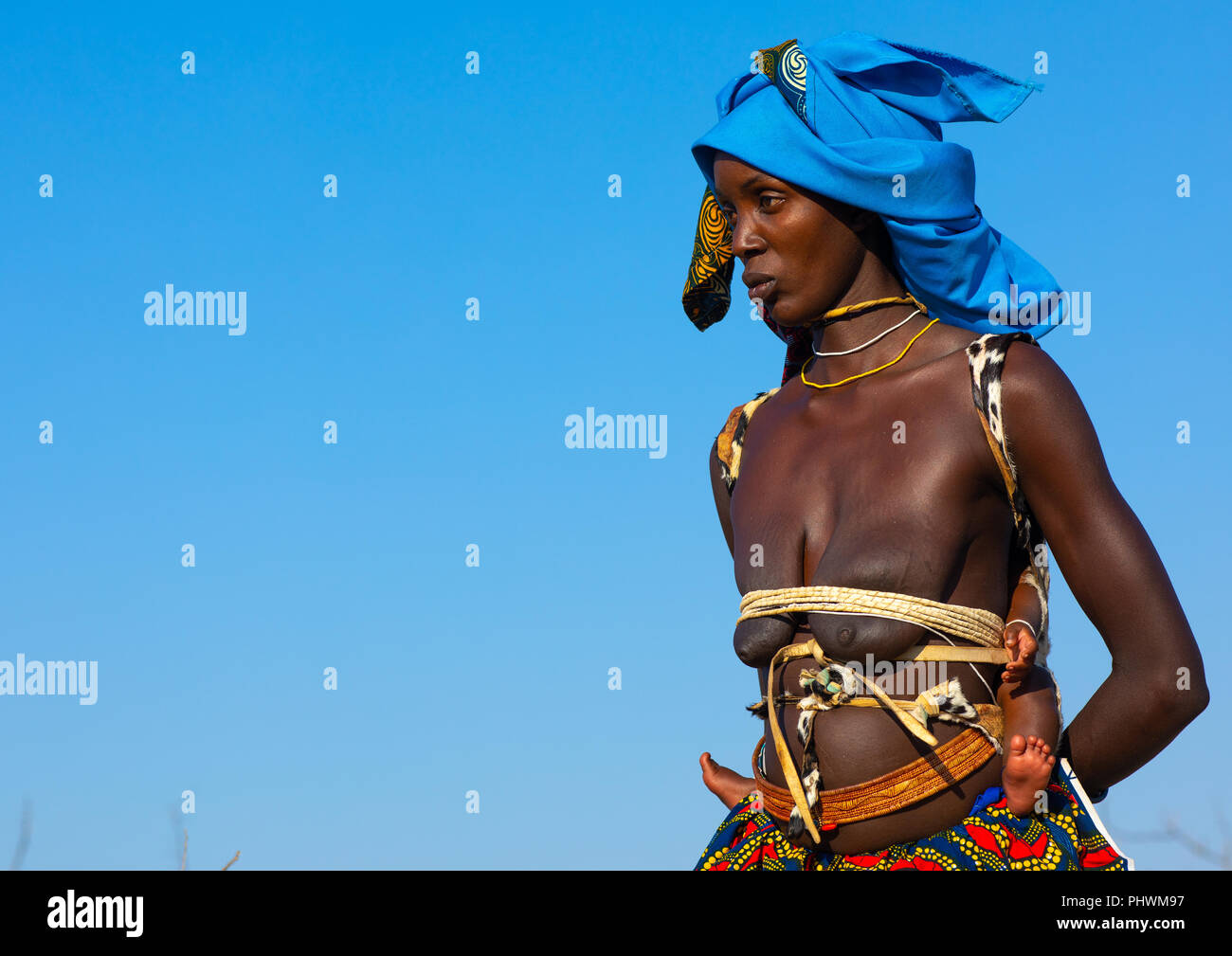 Mucubal Stamm Frau mit der traditionellen Bh mit Tauen, Provinz Namibe, Virei, Angola Stockfoto